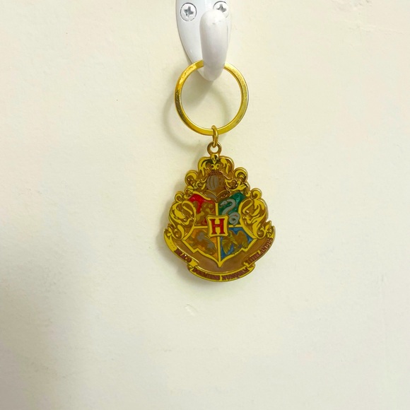 Harry Potter Hogwarts Crest Key Chain - Picture 3 of 4